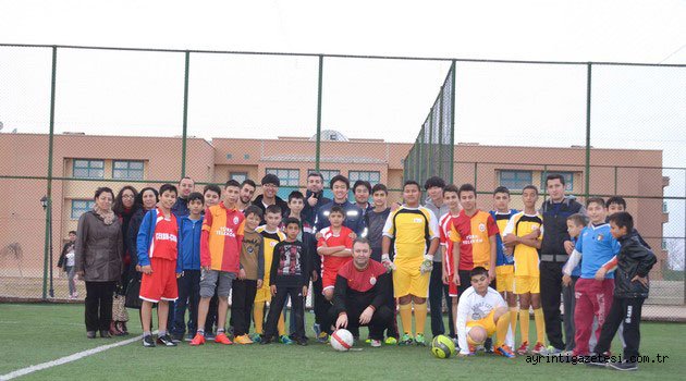 Çocuk yuvasında futbol turnuvası