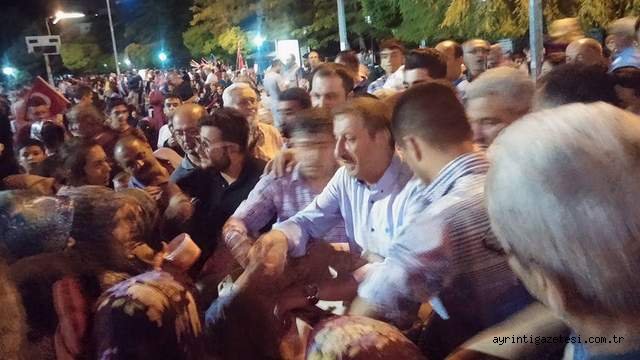Demokrasi nöbetinde vekil ikramı