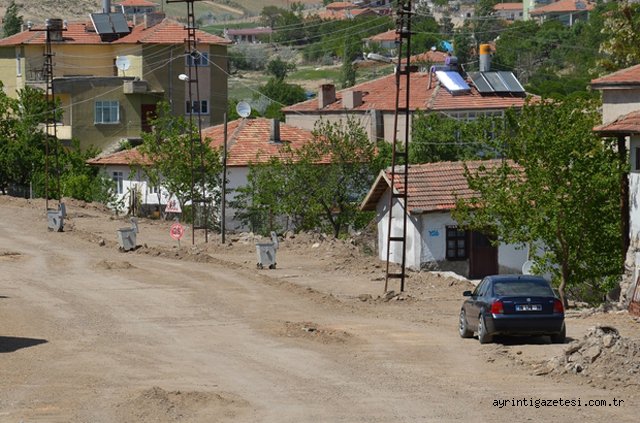 Elektrik direkleri başkentin yoluna engel oldu