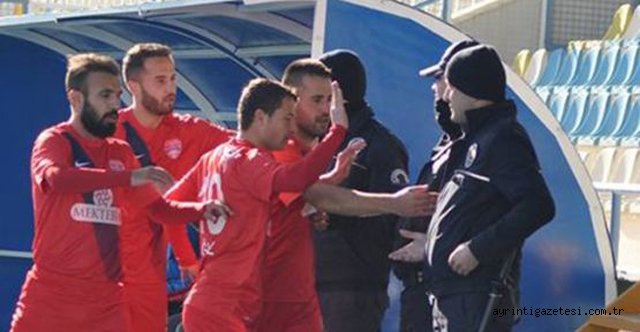 Futbolcular galibiyeti polislere armağan etti
