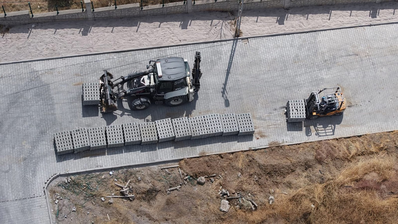 Kırıkkale'de Cadde ve Sokaklarda Kilit Parke Taşı Çalışmaları Hız Kesmeden Devam Ediyor - 2