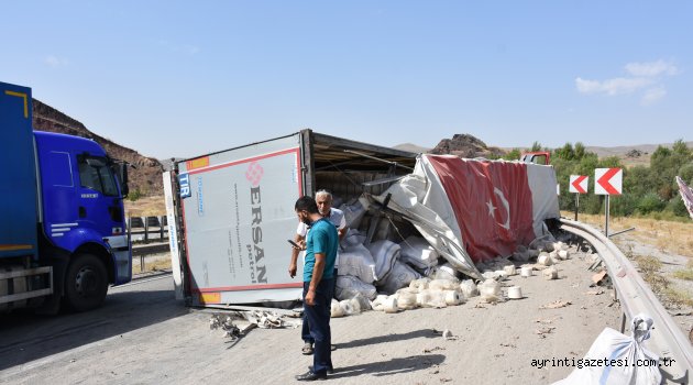 İp yüklü tır devrildi: 1 yaralı