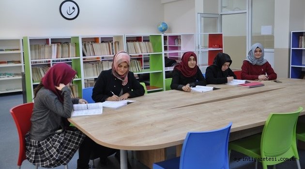 Kırıkkale Beşir Atalay Anadolu İmam Hatip Lisesine kütüphane açıldı.