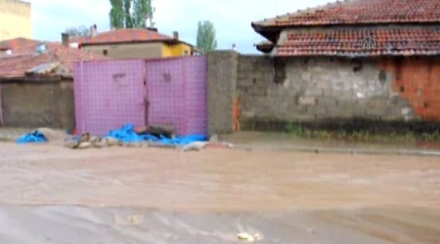 Kırıkkale'de Sağanak Nedeniyle Ev ve İş Yerlerini Su Bastı