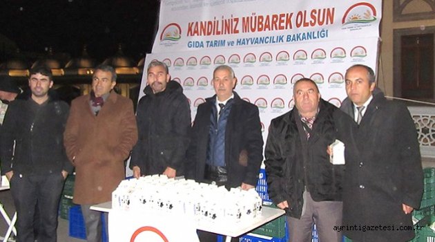 Mevlid Kandilinde Süt Dağıtıldı