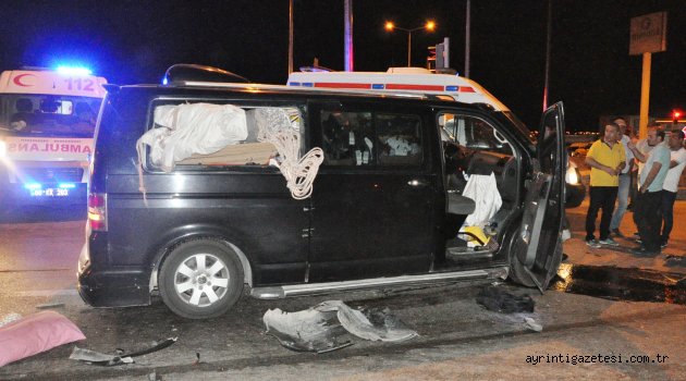 Minibüs otomobille çarpıştı