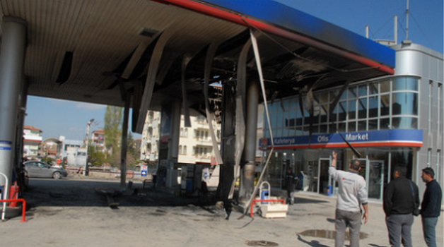 Otomobil Akaryakıt İstasyonundaki Lgp Pompasına Çarptı