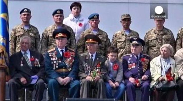Poroşenko'dan Zafer Günü'nde Barış Mesajı