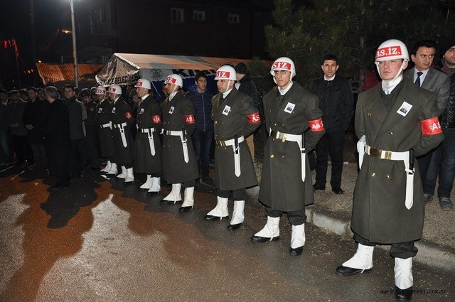 Şehit Alsancak baba ocağında ağıtlarla karşılandı