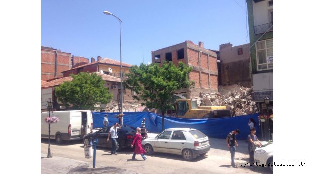 Takke düştü kel göründü