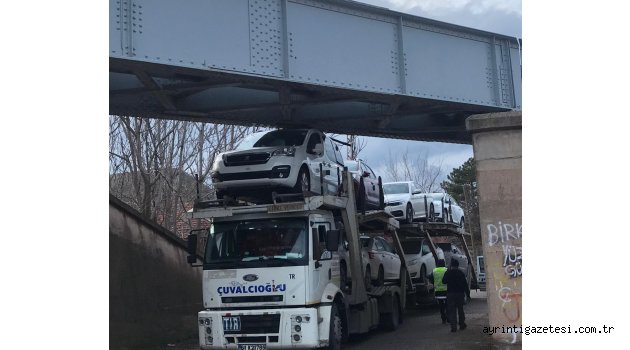 TIR KÖPRÜDE SIKIŞTI