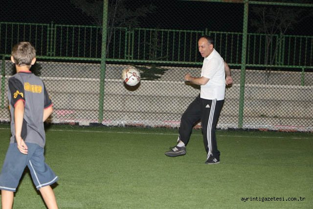 Vali ve Belediye Başkanı Çocuklarla Maç Yaptı