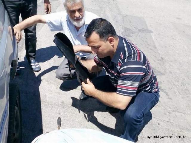 Yolda kalan sürücüye trafik polisinden yardım eli